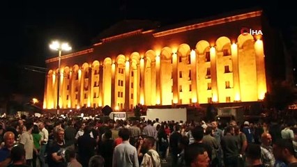 - Gürcistan’da tansiyon dinmiyor- Gürcistan’da binlerce kişi Parlamento binası önünde toplandı