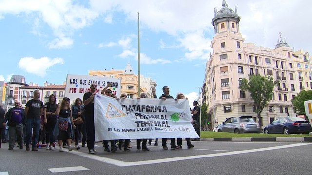 Empleados públicos se manifiestan frente a la sede del PP