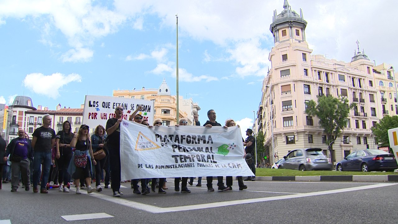Empleados públicos se manifiestan frente a la sede del PP