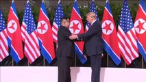 Histórico saludo entre Donald Trump y Kim Jong-un