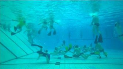 El hockey subacuático "Octopush" prospera en Gran Bretaña