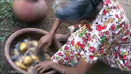 Village de la Nourriture  Croustillant de pommes de terre et de la Semoule Boules préparé par la grand-mère et de la Fille | la Vie du Village