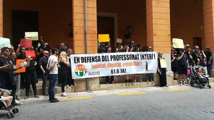 Casi un centenar de interinos protestan en Mallorca-. Firma: BPS .-