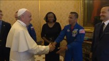 El Papa recibe a un grupo de Astronautas en el Vaticano