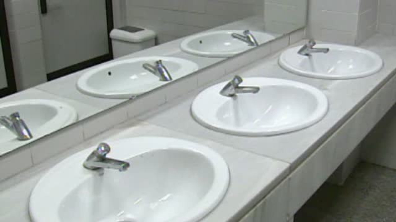 Investigan al director de un instituto que ocultó cámaras en el baño para destapar actos vandálicos