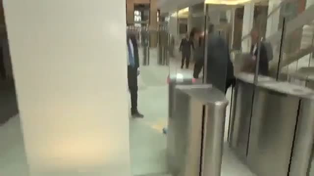 El primer ministro holandés derrama un café y lo limpia él mismo