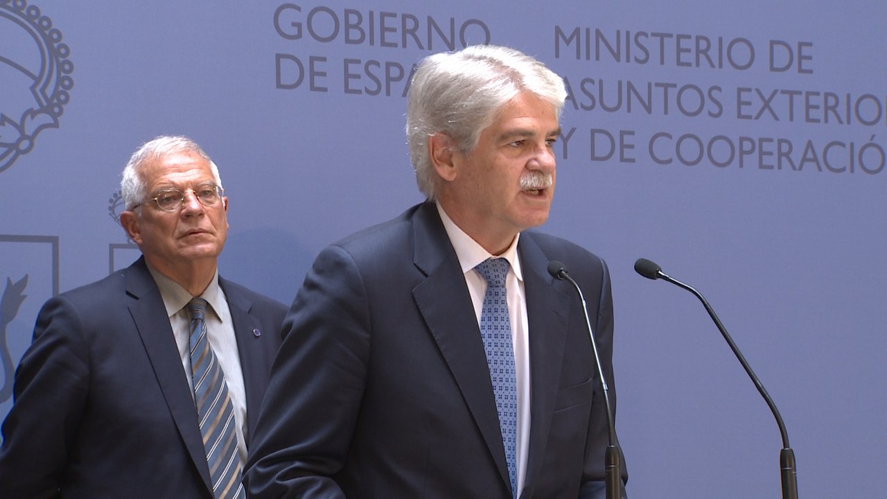 Dastis "satisfecho" porque Borrell sea su sucesor