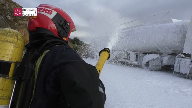 Un camión que transportaba combustible vuelca en la A-23