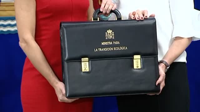 La ministra de Transición Ecológica, Teresa Ribera, recibe la cartera de manos de Tejerina