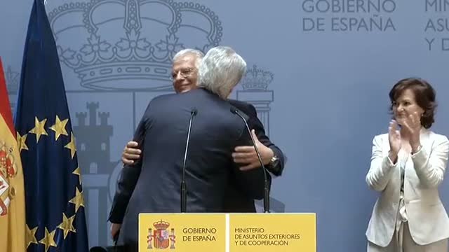 Borrell coge el relevo de Exteriores de la mano de su amigo Dastis
