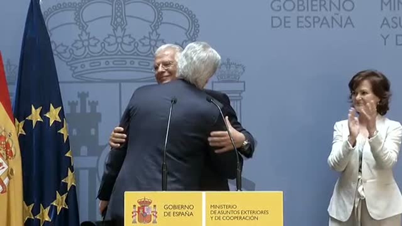 Borrell coge el relevo de Exteriores de la mano de su "amigo" Dastis