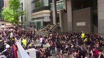 Hong Kong: des milliers de manifestants entourent le siège de la police