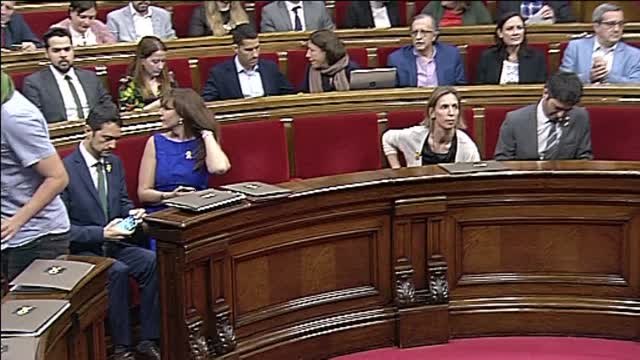 El Gobierno catalán ocupa sus escaños en el Parlament tras siete meses de vacío