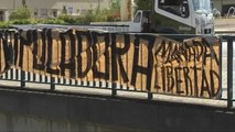 Retiradas varias pancartas de apoyo a La Manada de los puentes de Sevilla