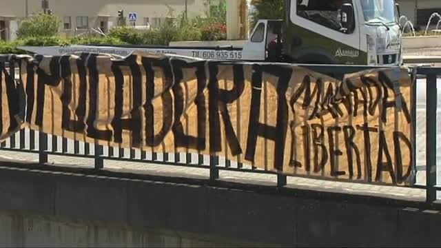 Retiradas varias pancartas de apoyo a La Manada de los puentes de Sevilla