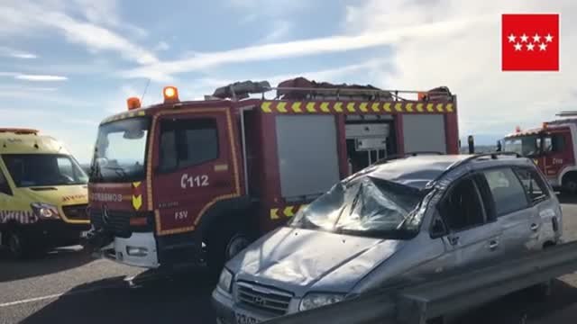Un monovolumen con 7 personas a bordo, 5 de ellos niños, dió varias vueltas de campana en un accidente en Alcorcón