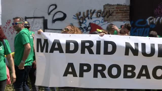 Los vecinos de Fuencarral 'se mojan' para evidenciar la ausencia de equipamientos públicos