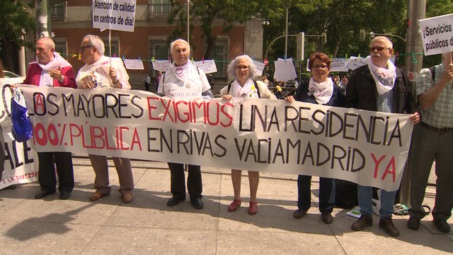 Decenas de personas piden servicios sociales públicos y de calidad