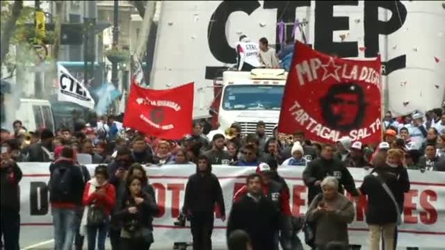 Multitudinaria protesta en Buenos Aires contra la gestión económica de Macri