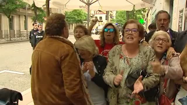 La militancia socialista celebra en Ferraz el triunfo de la moción de censura