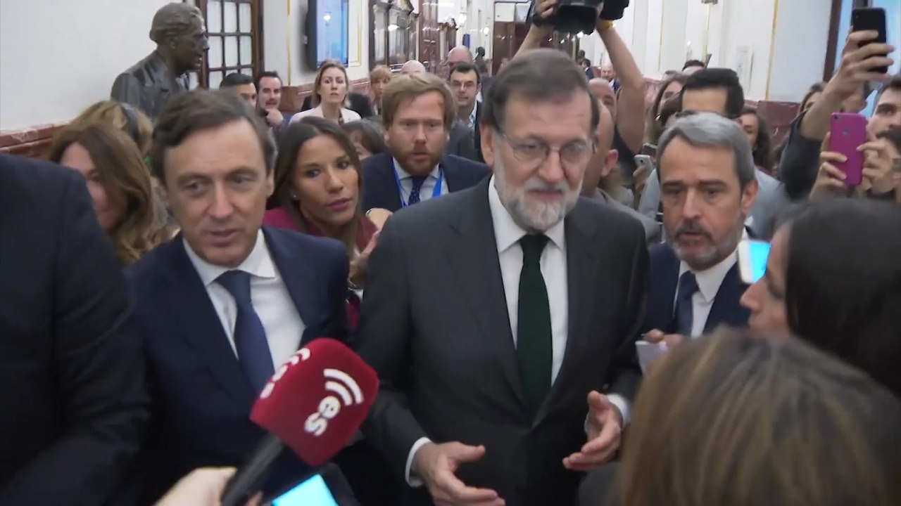 Rajoy sale del hemiciclo tras la votación de la moción