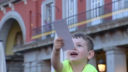 Lluvia de poemas en la Plaza Mayor de Madrid