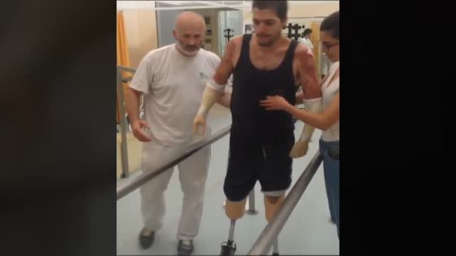 Emocionados primeros pasos de Davide Morana con las costosas prótesis financiadas por la solidaridad