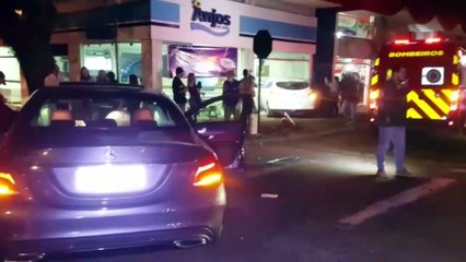 Após colisão com Mercedes, Ônix é jogado contra vitrine de loja no Centro