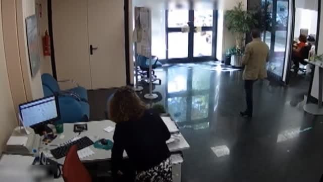 Detenidos in fraganti dos atracadores cuando se disponían a robar un banco en Sevilla