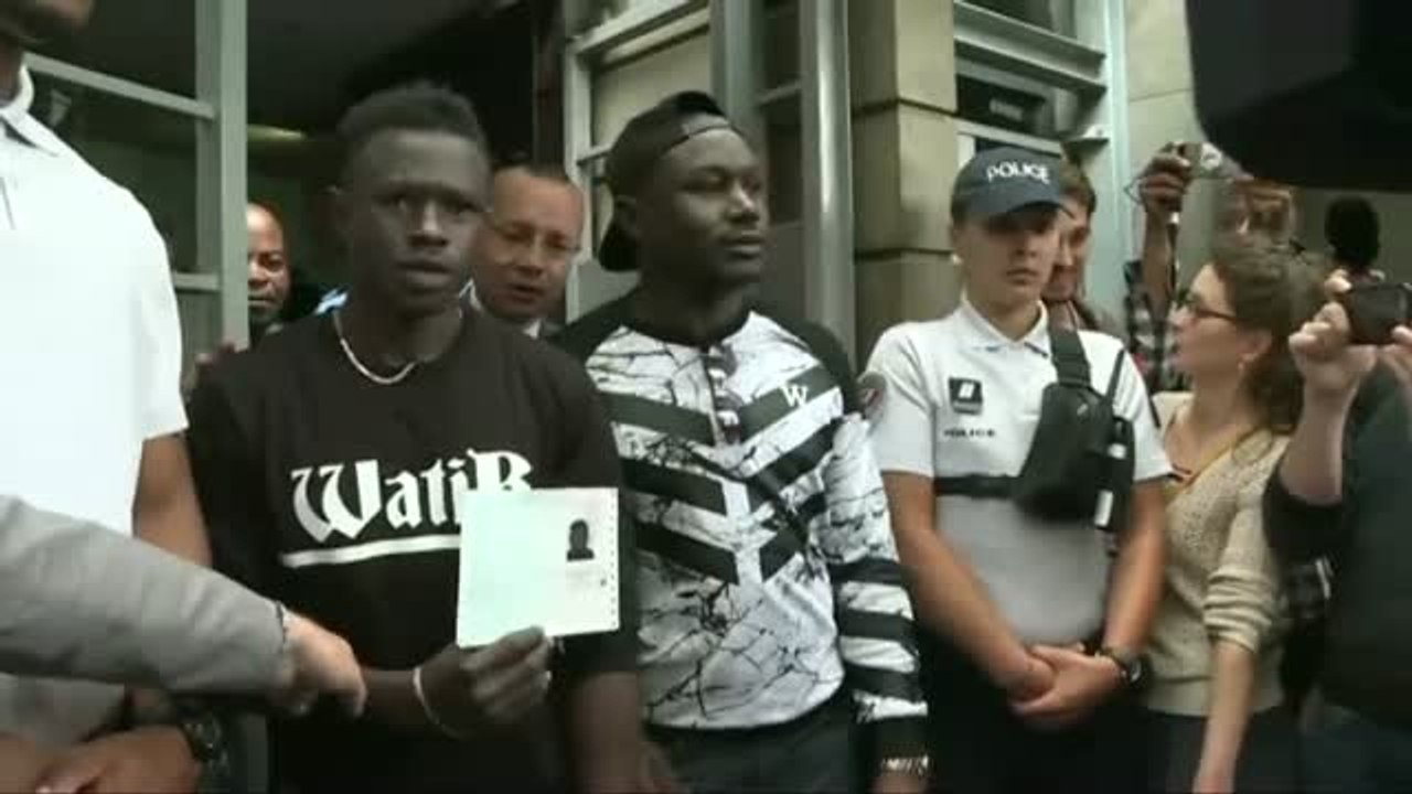 Polémica en Francia por conceder la nacionalidad al héroe escalador