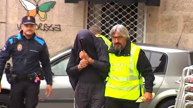 Un vecino del detenido por la explosión pirotécnica en Tui intenta agredirle antes de entrar en los juzgados