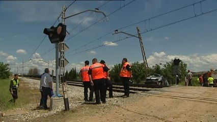 Video herunterladen: Mueren tres personas al ser arrolladas en su coche por un tren en Guadalajara