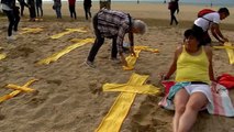 Mosaico de cruces amarillas en la playa de Mataró