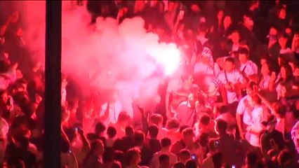 Télécharger la video: Euforia madridista en Cibeles tras la victoria en la Champions