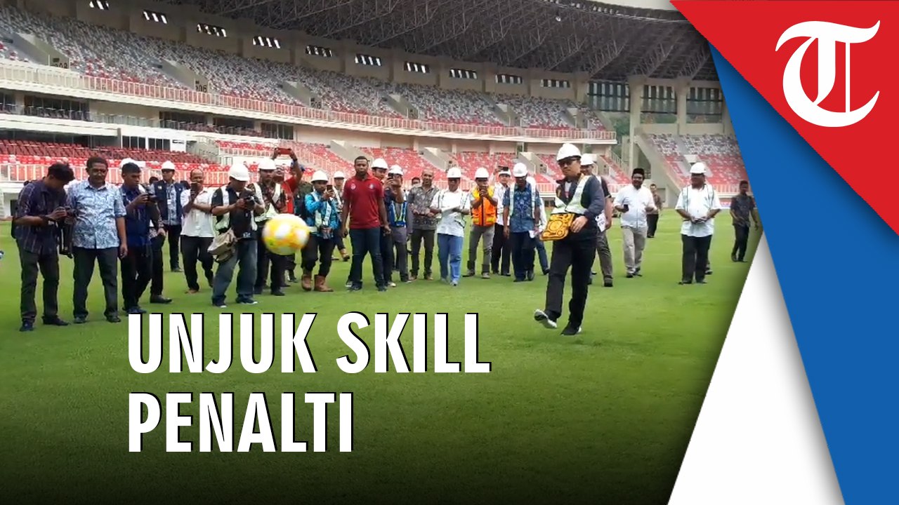 Menpora Unjuk Skill Sepakbola di Stadion Papua Bangkit