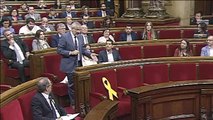 Torrent suspende el pleno del Parlament por la retirada de un lazo amarillo