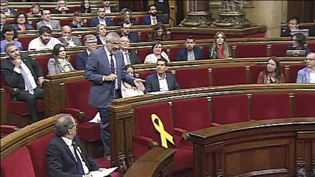 Torrent suspende el pleno del Parlament por la retirada de un lazo amarillo