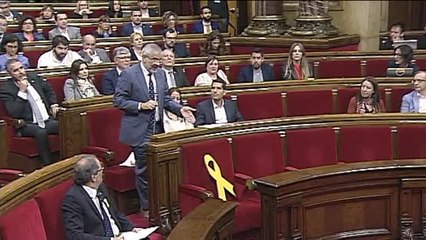 Torrent suspende el pleno del Parlament por la retirada de un lazo amarillo