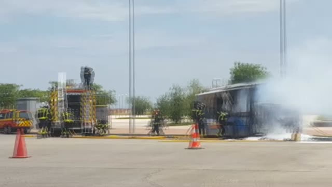 Un autobús de la EMT arde en plena en calle momentos antes de comenzar su recorrido