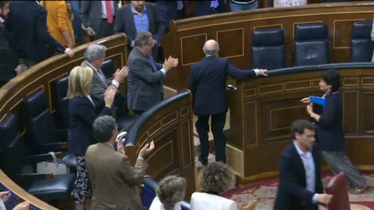 El 'no saludo' de Montoro y Rivera tras la aprobación de los Presupuestos Generales