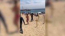 El Ayuntamiento Canet de Mar (Barcelona) estudia acciones judiciales por los incidentes con las cruces amarillas en la playa