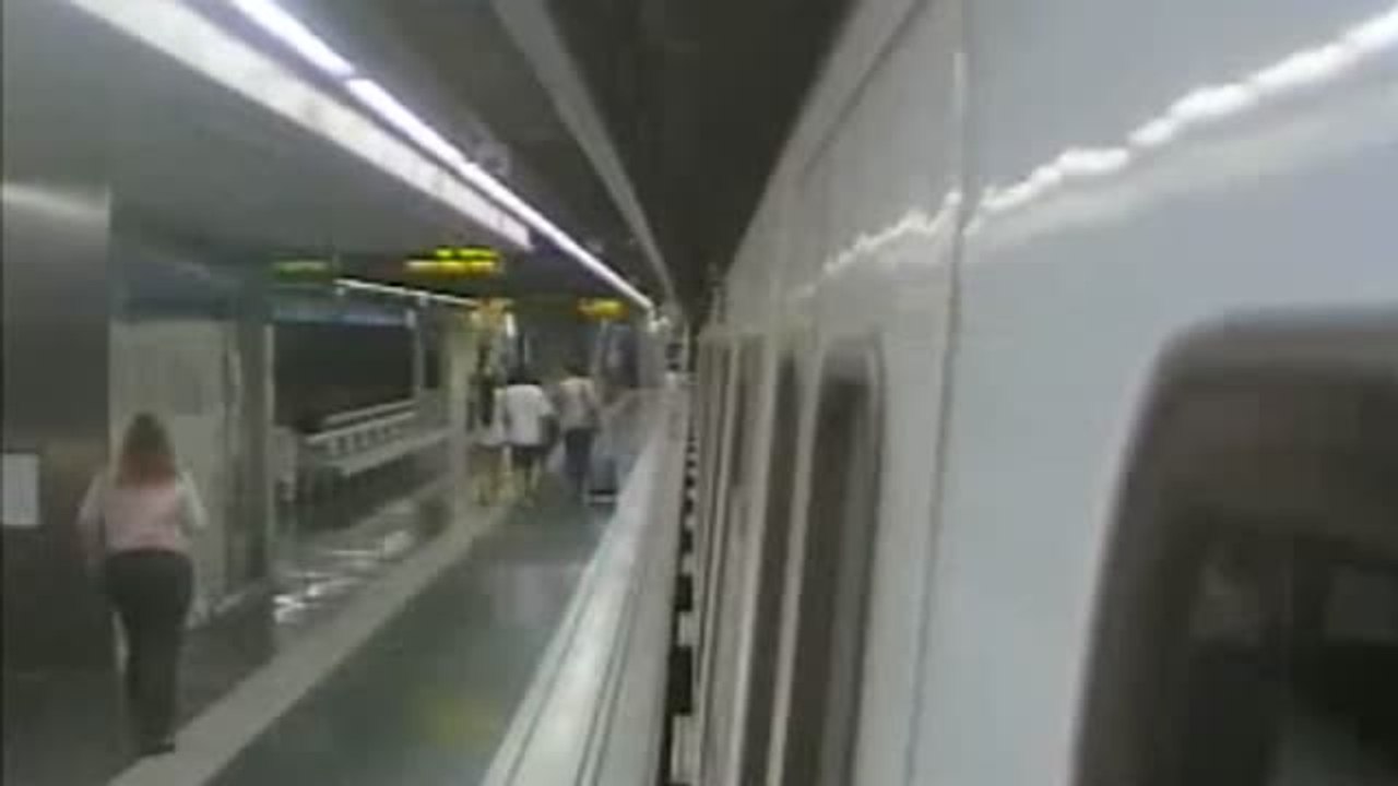 Investigan si un fallo en el cierre de puertas del metro de Barcelona provocó el accidente de una pasajera