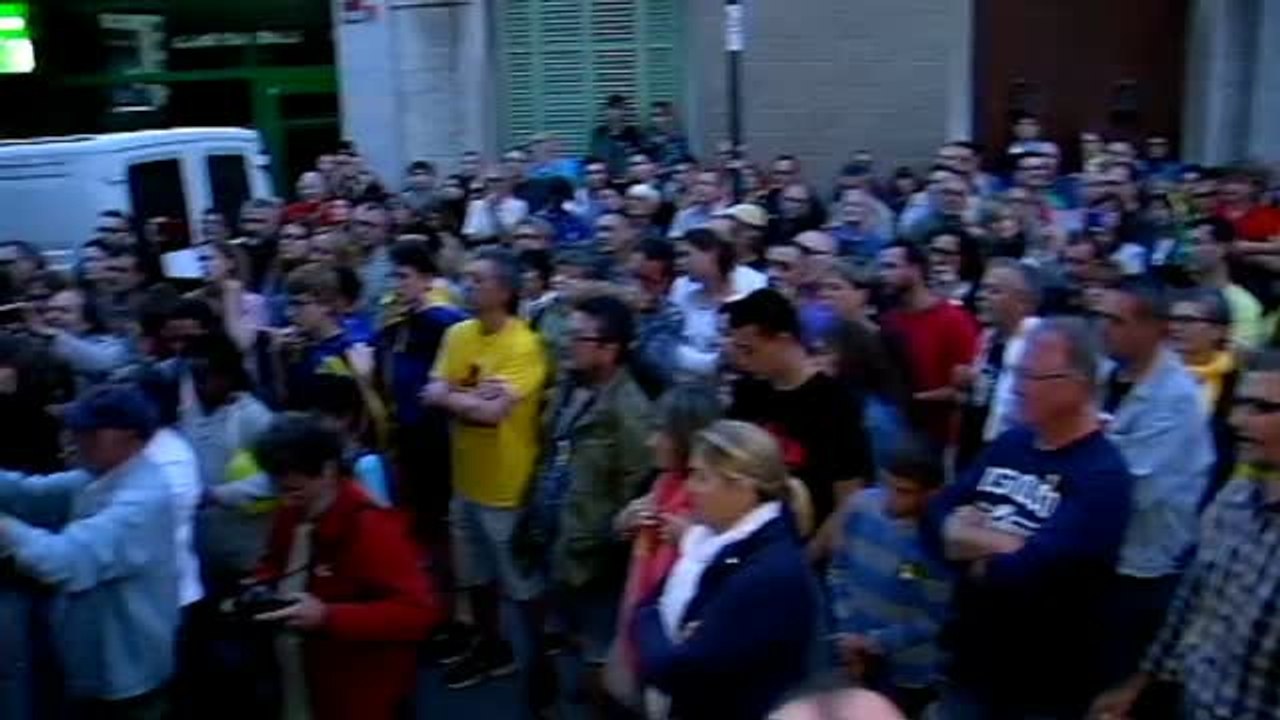 Decenas de independentistas condenan en Canet los actos violentos en las playas a cuenta de las cruces amarillas