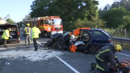 Un hombre de 72 años  fallece en un choque frontal de su vehículo contra un camión en la provincia de Pontevedra