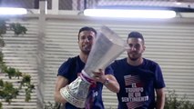 Los campeones llegan a Madrid de madrugada con la copa en alto
