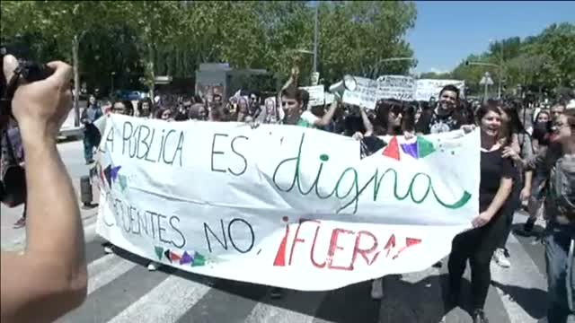 Cientos de estudiantes protestan en Madrid contra la vuelta de Cifuentes a la universidad