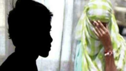 இளைஞனை 2 ஆண்டுகளாக பலாத்காரம் செய்த 45 வயது ஆண்ட்டி- வீடியோ