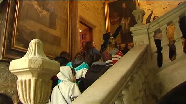 Estudiantes de Santiago toman el rectorado para exigir la inhabilitación de un profesor por defender a 'la manada'