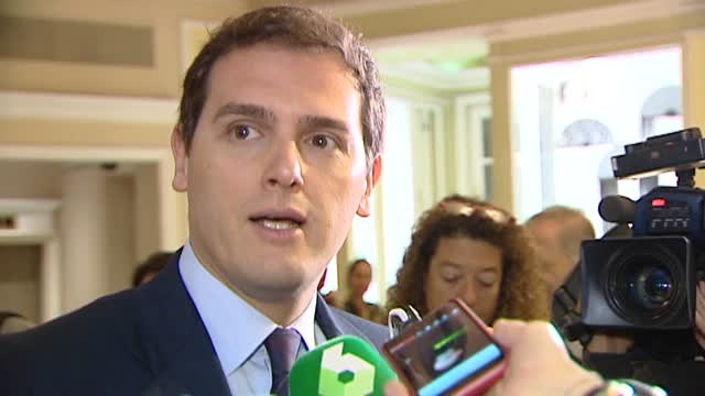 Rivera pide a Rajoy debatir juntos la extensión del 155 en Cataluña