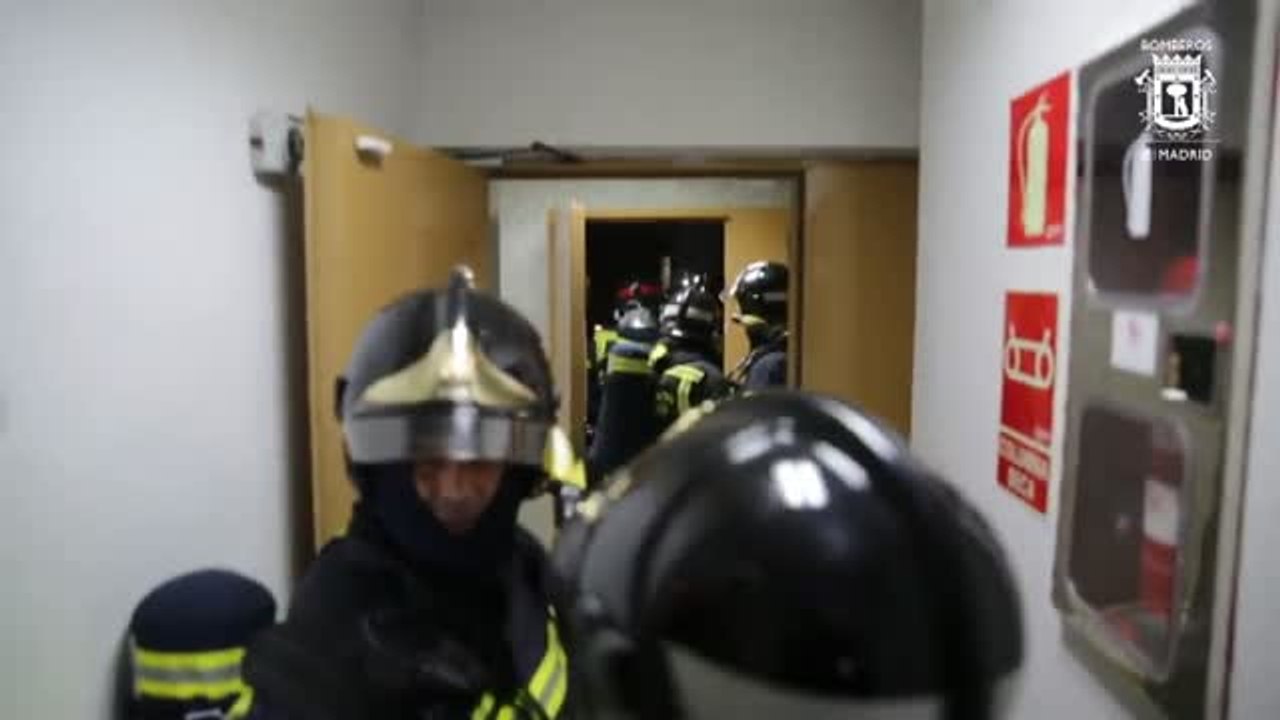 Así extinguieron los bomberos el incendio en la consejería de Políticas Sociales de Madrid